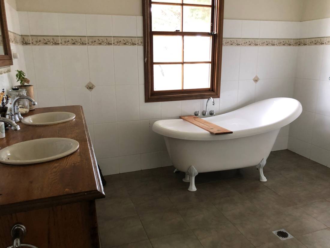 Bathroom at the cottage at Maffra |  <i>Kate Baker</i>