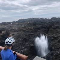 Cyclist viewing the Kiama Blowhole on the south coast cycle | Kate Baker