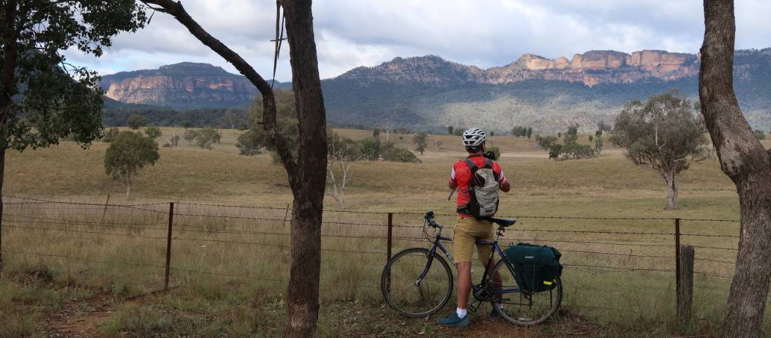 Cyclist viewing the impressive walls of the Capertee Valley |  <i>Ross Baker</i>