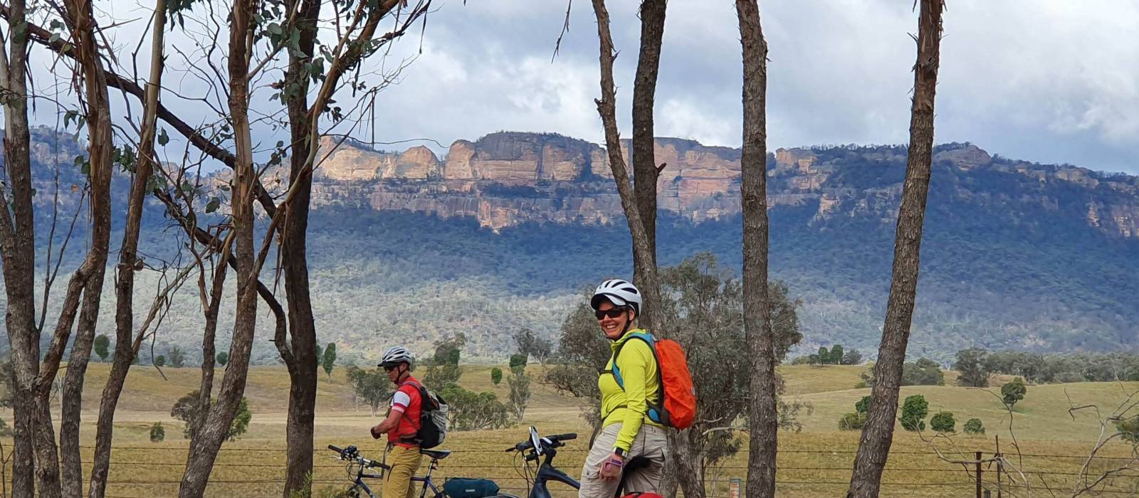 Cyclists viewing the Capertee Valley walls | Katy Taylor