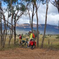 Cyclists viewing the Capertee Valley walls | Katy Taylor