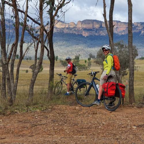Cyclists viewing the Capertee Valley walls