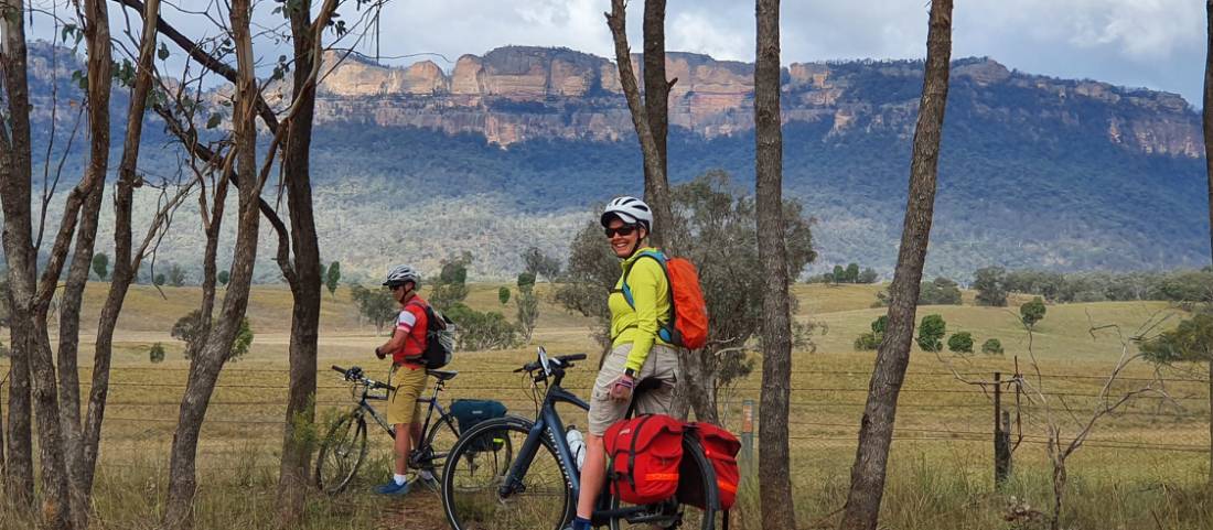 Cyclists viewing the Capertee Valley walls |  <i>Katy Taylor</i>