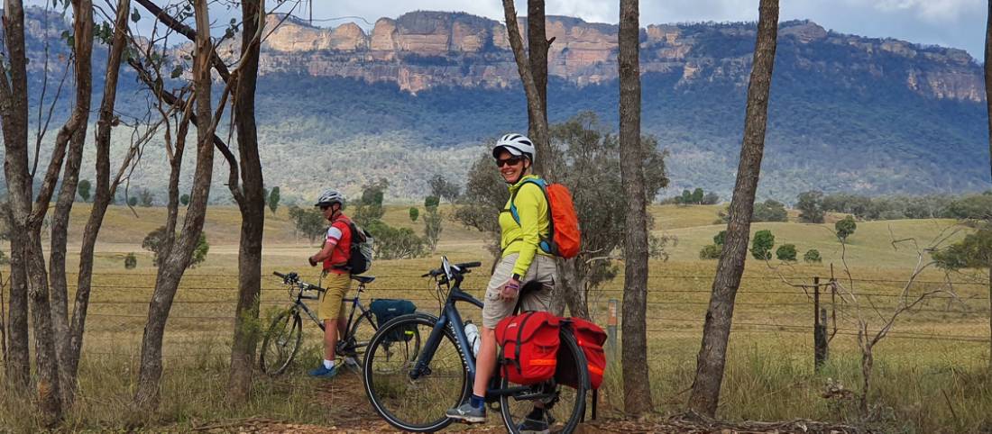 Cyclists viewing the Capertee Valley walls |  <i>Katy Taylor</i>
