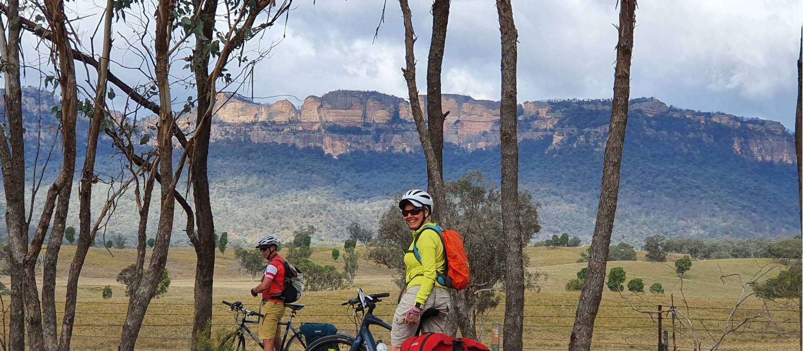 Cyclists viewing the Capertee Valley walls | Katy Taylor
