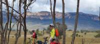 Cyclists viewing the Capertee Valley walls | Katy Taylor