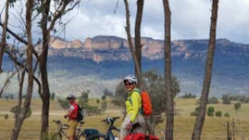 Cyclists viewing the Capertee Valley walls | Katy Taylor