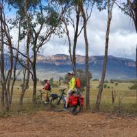 Cyclists viewing the Capertee Valley walls | Katy Taylor