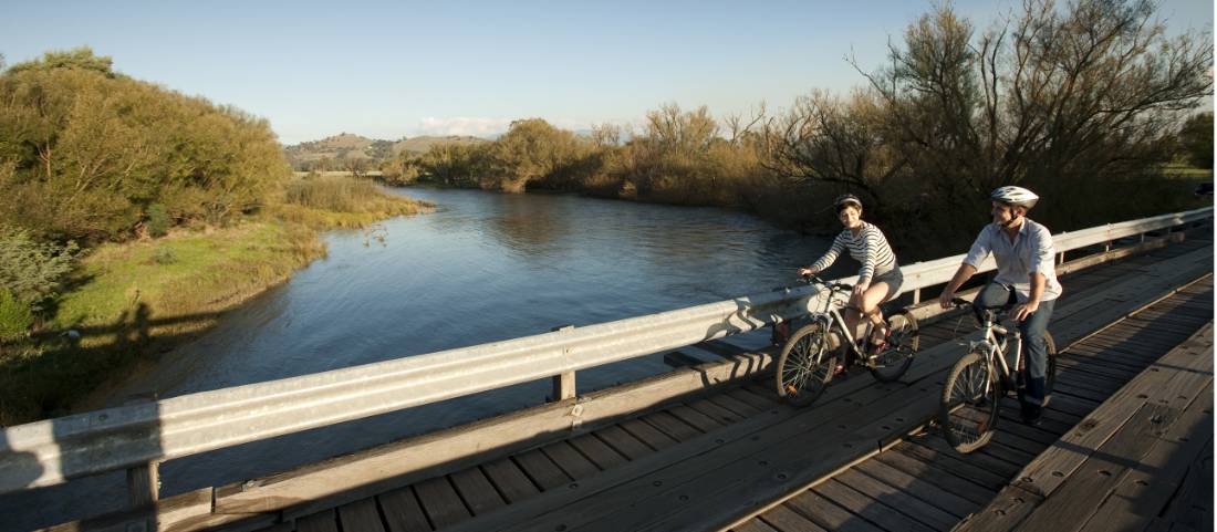 Cyclists crossing the Goulburn River |  <i>Robert Blackburn</i>