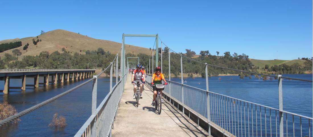 Cyclists on the Bonnie Doon Bridge over Lake Eildon |  <i>Rail Trails Australia</i>